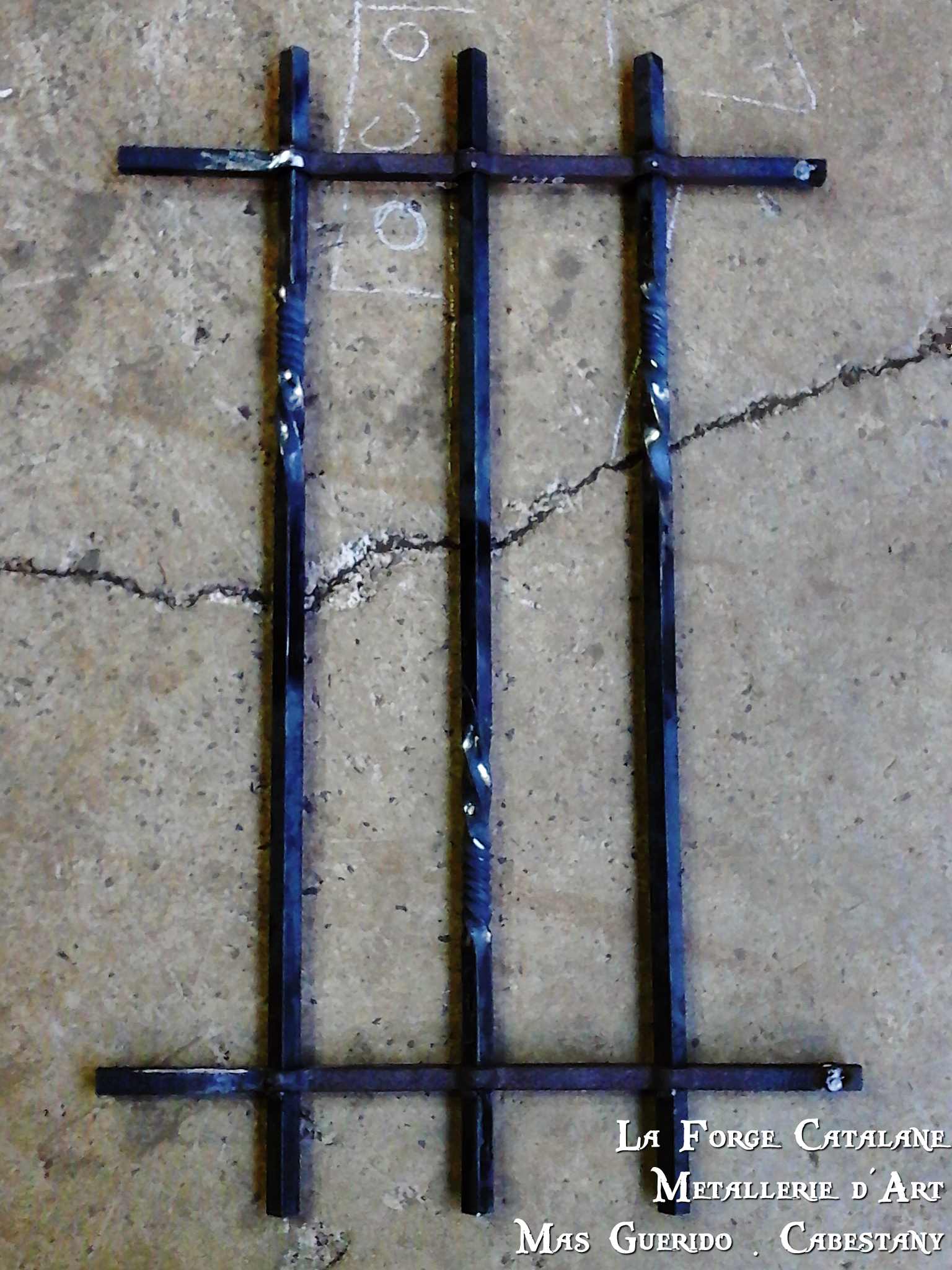 grille protection typique catalan torsade chaud barre trous renfles forge catalane.jpg